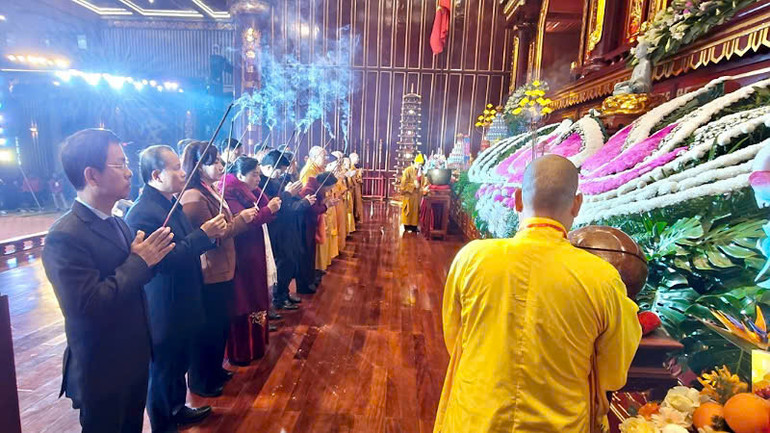 Các đại biểu dâng hương, làm lễ cầu Quốc thái, dân an.