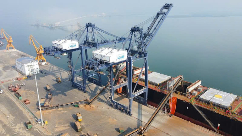 Trong ngày 1/1/2025, cảng Cái Lân thực hiện bốc xếp gần 154.000 tấn hàng rời cho 5 tàu vào làm hàng.. Trong ngày 1/1/2025, cảng Cái Lân thực hiện bốc xếp gần 154.000 tấn hàng rời cho 5 tàu vào làm hàng..