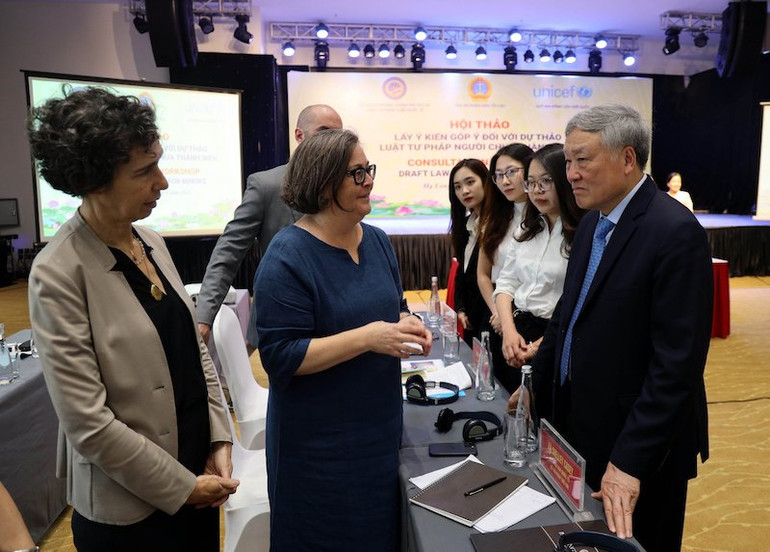 Chánh án Tòa án nhân dân tối cao Nguyễn Hòa Bình trao đổi với các đại biểu tham dự hội thảo. Chánh án Tòa án nhân dân tối cao Nguyễn Hòa Bình trao đổi với các đại biểu tham dự hội thảo.