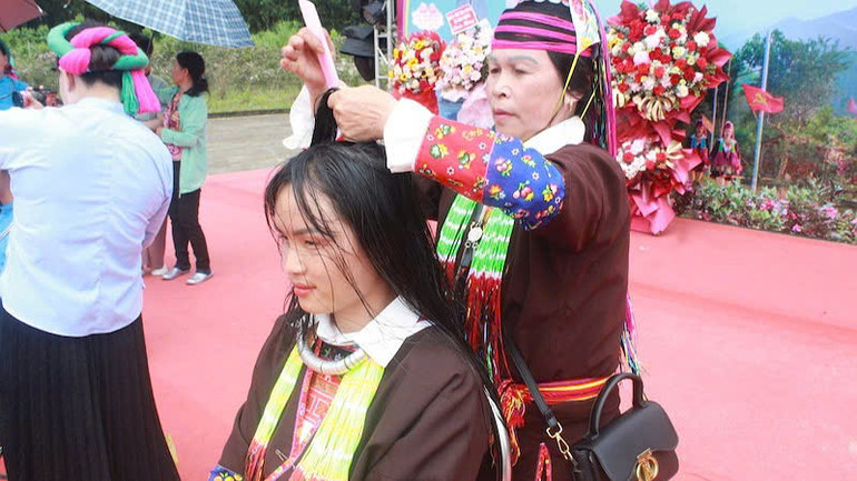 Phần thi trang điểm cô dâu dân tộc Dao tại lễ hội.