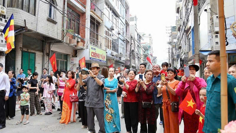 Lễ hội Đức Ông Trần Quốc Nghiễn được tổ chức vào dịp nghỉ lễ 30/4 và 1/5 thu hút đông đảo du khách tham dự và chiêm bái. Lễ hội Đức Ông Trần Quốc Nghiễn được tổ chức vào dịp nghỉ lễ 30/4 và 1/5 thu hút đông đảo du khách tham dự và chiêm bái.