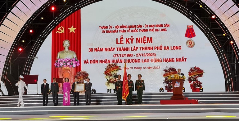 Phó Chủ tịch Quốc hội Nguyễn Khắc Định trao Huân chương Lao động hạng Nhất cho Đảng bộ, chính quyền, quân và dân thành phố Hạ Long.