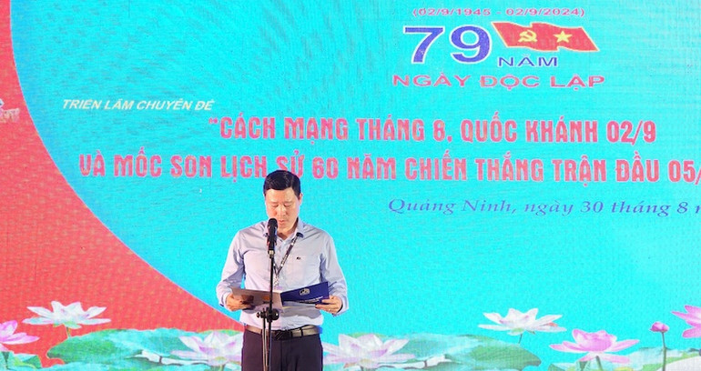 Ông Đỗ Quyết Tiến, Giám đốc Bảo tàng Quảng Ninh phát biểu khai mạc triển lãm.