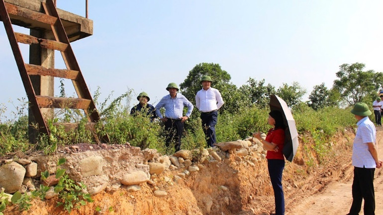 Lãnh đạo huyện Đầm Hà kiểm tra các điểm có nguy cơ sạt lở để có phương án phòng, chống khi bão số 3 đổ bộ vào đất liền.