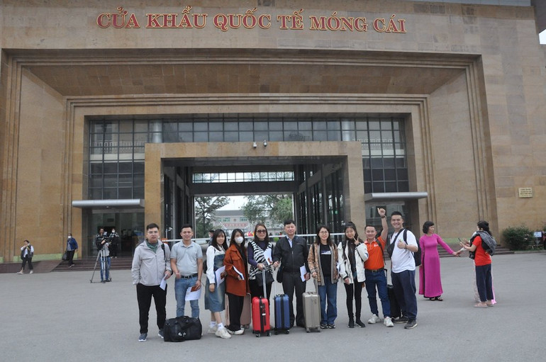 Du khách chụp ảnh lưu niệm tại Cửa khẩu Quốc tế Móng Cái, Quảng Ninh.
