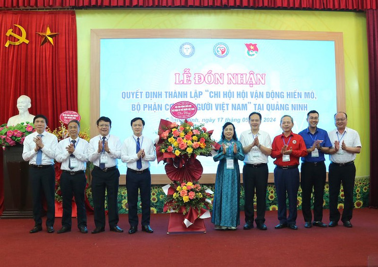 Chúc mừng tặng hoa cho Chi hội vận động hiến mô, bộ phận cơ thể người tại Quảng Ninh.