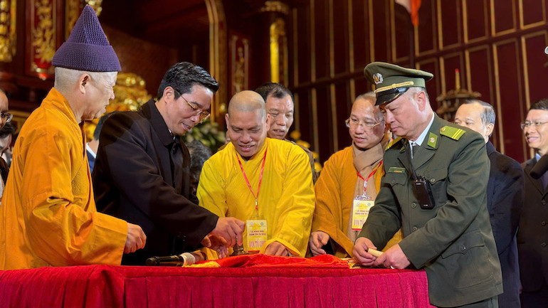 Các đại biểu làm lễ đóng dấu thiêng Yên Tử.