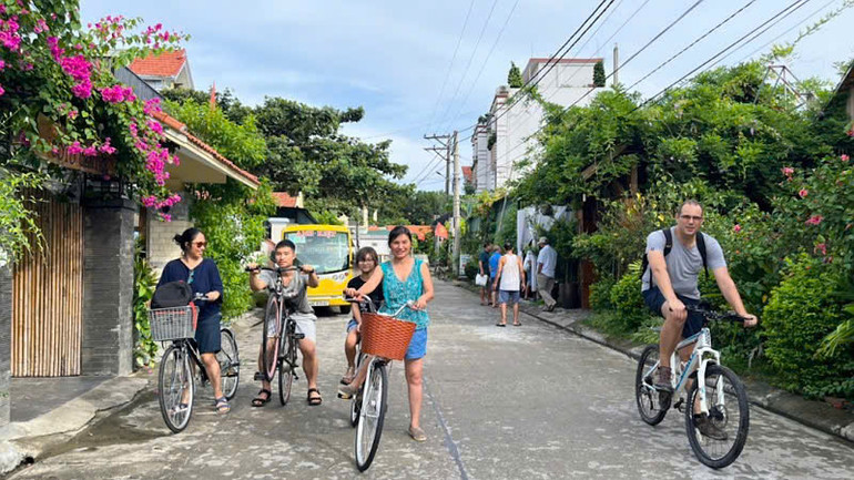 Với môi trường xanh sạch đẹp, Cô Tô thu hút đông đảo du khách quốc tế lên đảo nghỉ dưỡng và trải nghiệm.