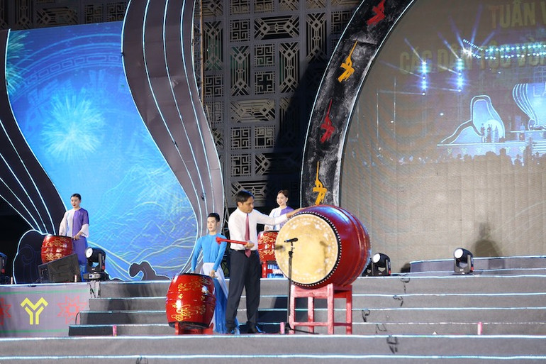 Phó Chủ tịch Uỷ ban nhân dân tỉnh Quảng Ninh Vũ Văn Diện gióng trống khai mạc Tuần Văn hoá các dân tộc tỉnh Quảng Ninh lần thứ tư, năm 2023.
