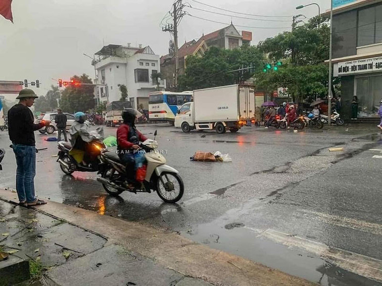 Hiện trường vụ tai nạn tại Km161, Quốc lộ 18, đoạn qua phường Cửa Ông, thành phố Cẩm Phả.