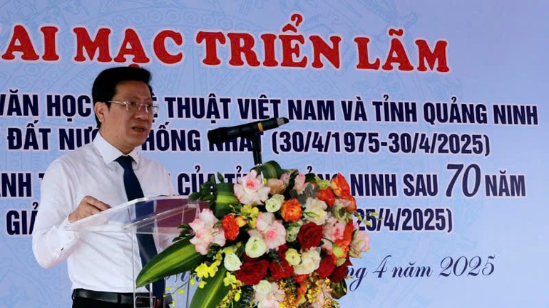Giám đốc Sở Văn hóa, Thể thao và Du lịch Quảng Ninh Nguyễn Việt Dũng phát biểu khai mạc Triển lãm. Giám đốc Sở Văn hóa, Thể thao và Du lịch Quảng Ninh Nguyễn Việt Dũng phát biểu khai mạc Triển lãm.