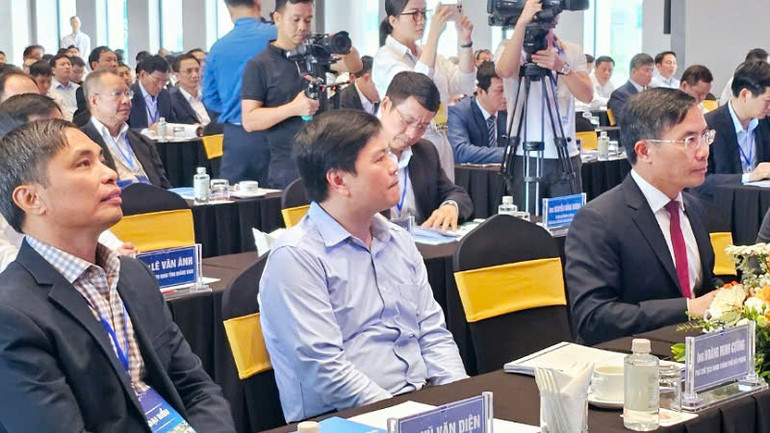 Các đại biểu tham dự hội thảo.