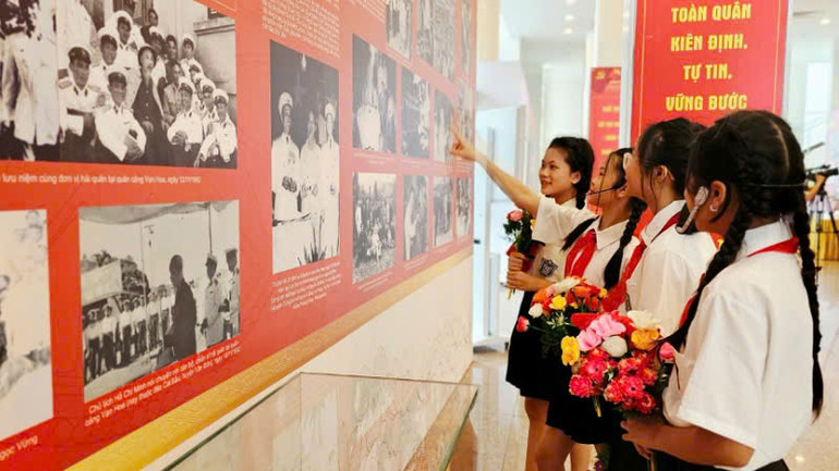 Các em học sinh tham quan Triển lãm trưng bày tư liệu hiện vật, sách, báo, ảnh về Chủ tịch Hồ Chí Minh.