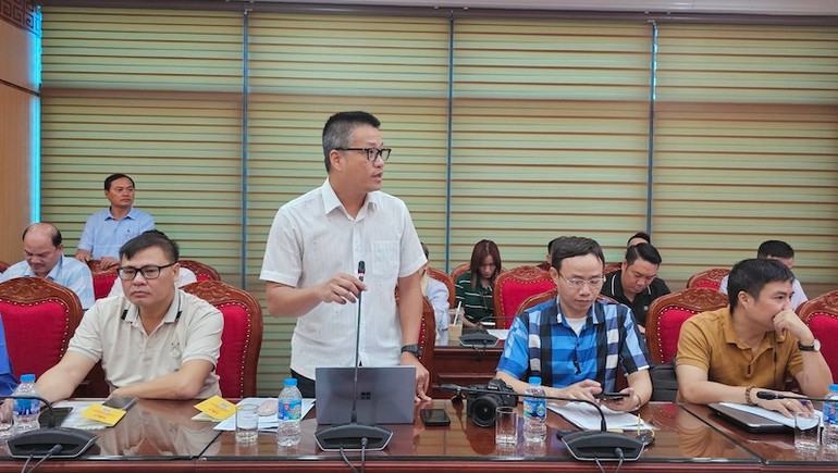 Các nhà báo, phóng viên trao đổi những vấn đề quan tâm tại buổi họp báo.