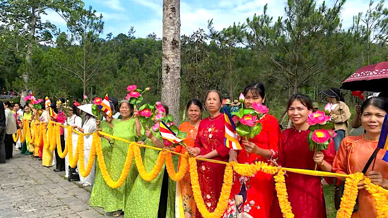 Công tác bảo đảm an ninh, trật tự cho người dân và du khách về chiêm bái xá lợi Đức Phật được bố trí thuận tiện và kiểm soát nghiêm ngặt. Công tác bảo đảm an ninh, trật tự cho người dân và du khách về chiêm bái xá lợi Đức Phật được bố trí thuận tiện và kiểm soát nghiêm ngặt.