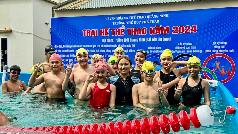 Lớp học bơi thu hút nhiều em tham gia. Lớp học bơi thu hút nhiều em tham gia.