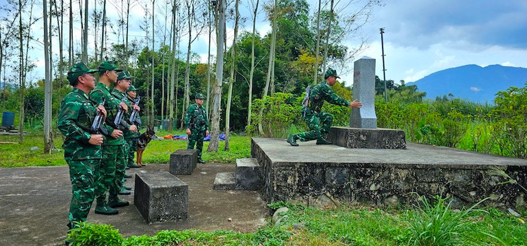 Cán bộ chiến sĩ Đồn Biên phòng Cửa khẩu Hoành Mô kiểm tra cột mốc biên giới.