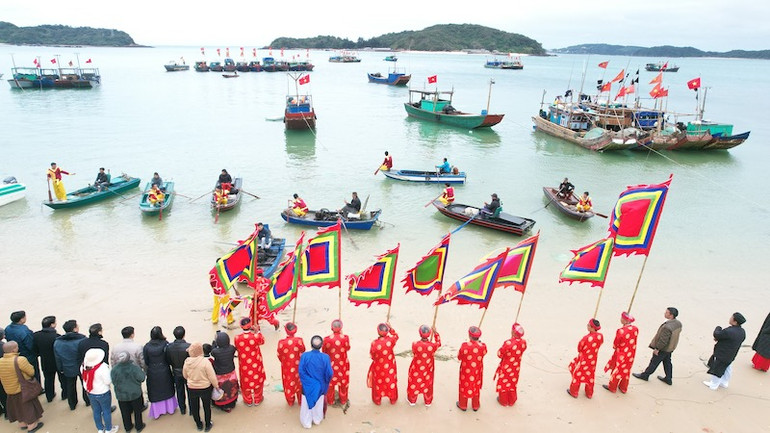 Đông đảo người dân xã Thanh Lân hào hứng tham gia buổi lễ và cầu chúc cho các ngư dân ra khơi được một năm mưa thuận gió hòa, tôm cá đầy khoang.