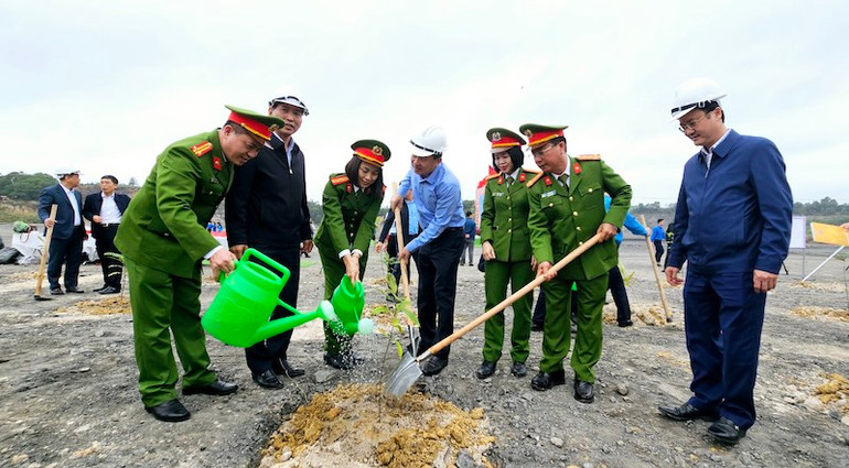 Các đại biểu tham gia trồng cây tại mặt bằng khai trường +30-công ty than Núi Béo-Vinacomin.