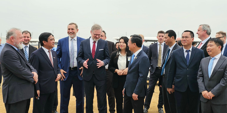 Thủ tướng Cộng hòa Séc cùng lãnh đạo tỉnh Quảng Ninh đi thăm Tổ hợp chuyên đề công nghiệp ô-tô và phụ trợ Thành Công Việt Hưng tại khu công nghiệp Việt Hưng.