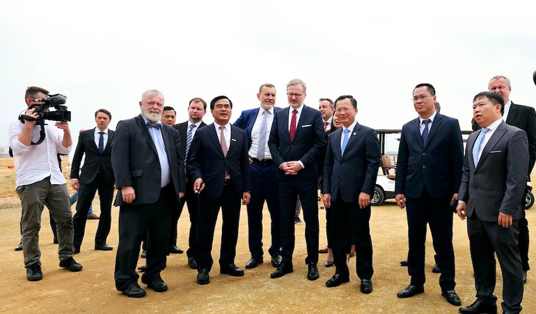 Thủ tướng Cộng hòa Séc và lãnh đạo tỉnh Quảng Ninh đi thăm khu vực xây dựng nhà máy sản xuất, lắp ráp xe ô-tô thương hiệu Škoda do TC Group làm chủ đầu tư.