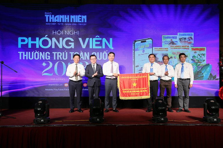 Báo Thanh Niên vinh dự đón nhận Cờ thi đua của Chính Phủ. Báo Thanh Niên vinh dự đón nhận Cờ thi đua của Chính Phủ.