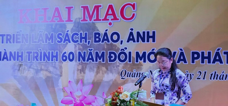 Lãnh đạo Thư viện tỉnh Quảng Ninh phát biểu khai mạc triển lãm.