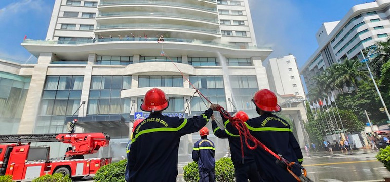 Lực lượng cứu nạn, cứu hộ dùng thiết bị chuyên dùng đưa người từ khách sạn xuống nơi an toàn.