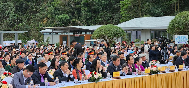 Các đại biểu tham dự khai mạc Lễ hội Xuân Ngọa Vân 2024.