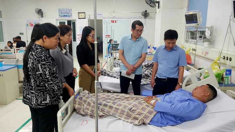 Đoàn công tác của Bộ Giáo dục và Đào tạo đến thăm hỏi các cháu học sinh bị thương tại Trung tâm Y tế Hải Hà. Đoàn công tác của Bộ Giáo dục và Đào tạo đến thăm hỏi các cháu học sinh bị thương tại Trung tâm Y tế Hải Hà.