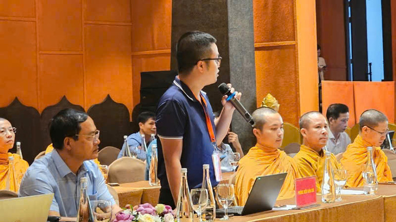 Các nhà báo trao đổi với Ban tổ chức.