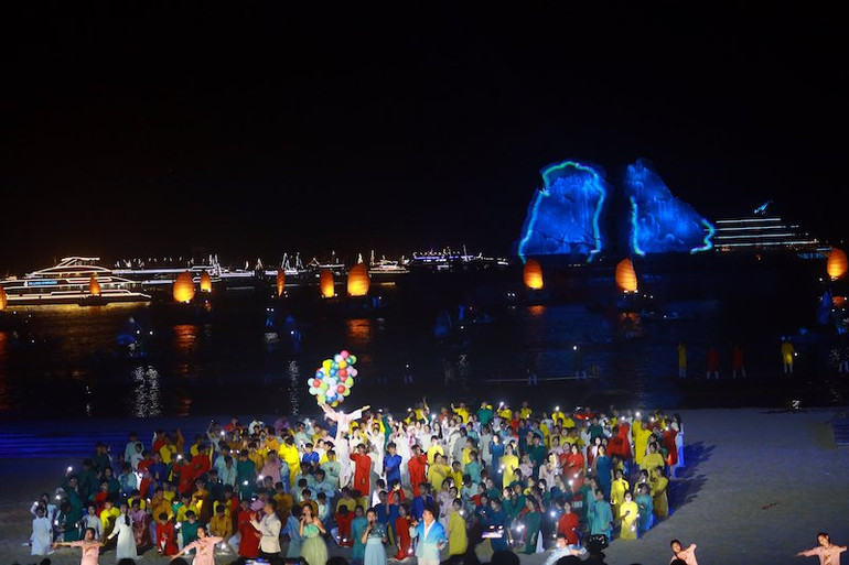 Carnaval Hạ Long 2024 có sự tham gia của hàng nghìn ca sĩ, nhạc công, các nghệ nhân vùng Đông bắc, các diễn viên không chuyên, các đoàn nghệ thuật trong nước và quốc tế tham gia biểu diễn.