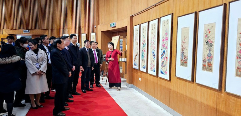 Các đại biểu tham quan triển lãm. Các đại biểu tham quan triển lãm.