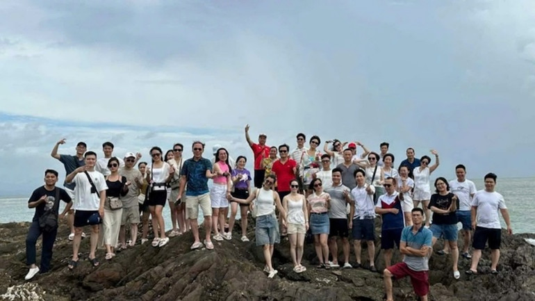 Du khách chụp ảnh lưu niệm trên đảo Cái Chiên, huyện Hải Hà.