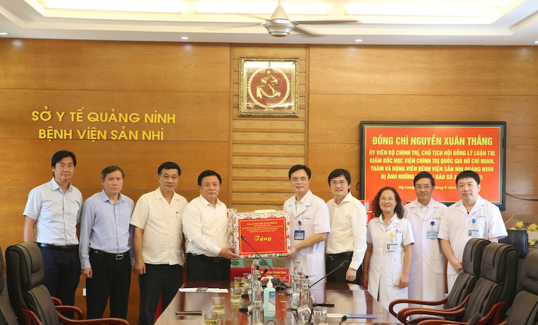 Đồng chí Nguyễn Xuân Thắng trao tặng số tiền 50 triệu cho Bệnh viện Sản-Nhi Quảng Ninh.