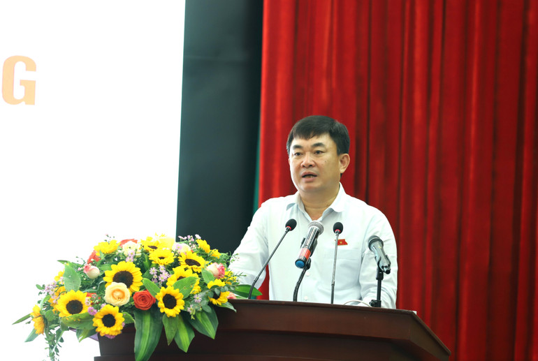 Ông Ngô Hoàng Ngân, Trưởng Đoàn đại biểu Quốc hội tỉnh Quảng Ninh trả lời, giải đáp một số ý kiến của cử tri công nhân.