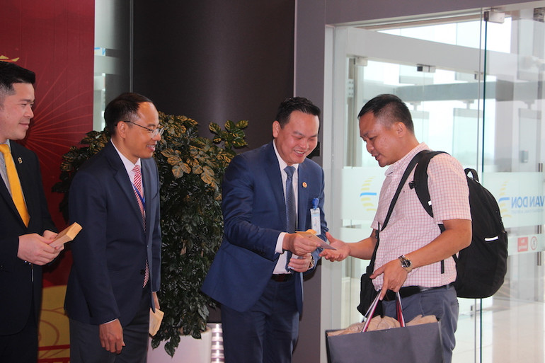 Lãnh đạo huyện Vân Đồn và đại diện Cảng hàng không quốc tế Vân Đồn lì xì cho du khách trong ngày đầu tiên của năm mới.
