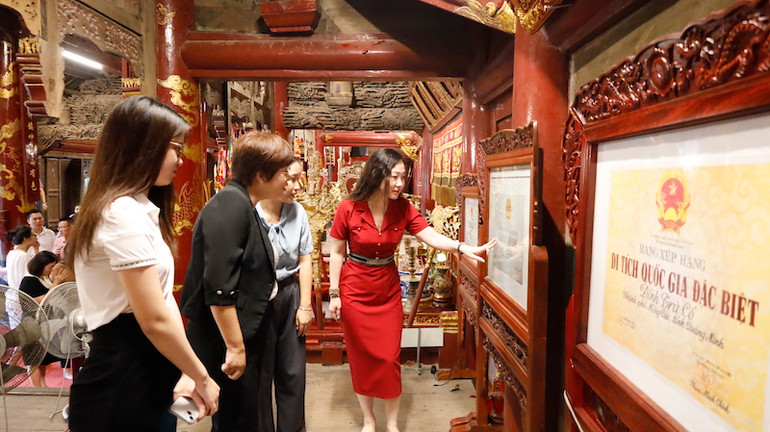 Đại biểu của hai địa phương tham quan Di tích lịch sử Quốc gia đặc biệt đình Trà Cổ.