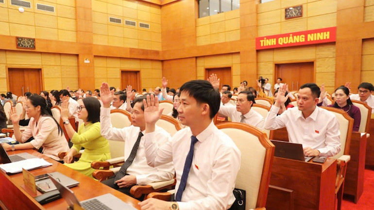 Các đại biểu biểu quyết nhất trí thông qua 11 Nghị quyết quan trọng tại kỳ họp.