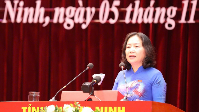 Phó Chủ tịch Thường trực Hội đồng nhân dân tỉnh Quảng Ninh Vi Ngọc Bích phát biểu tại kỳ họp.