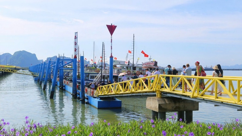 Khách du lịch tham quan vịnh Hạ Long tăng mạnh trong dịp nghỉ Lễ Quốc khánh 2/9.