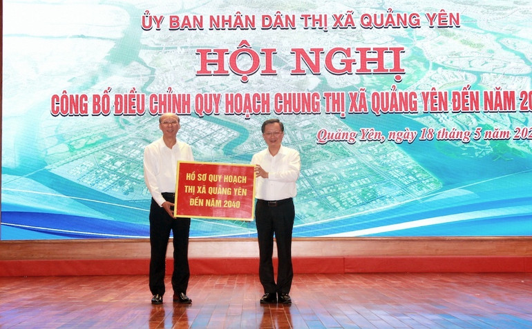 Ủy ban nhân dân tỉnh Quảng Ninh trao hồ sơ Quy hoạch thị xã Quảng Yên đến năm 2040 cho thị xã Quảng Yên.