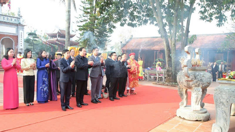 Các đại biểu dâng hương cầu Quốc thái dân an tại lễ khai hội Đền Xã Tắc năm 2025.