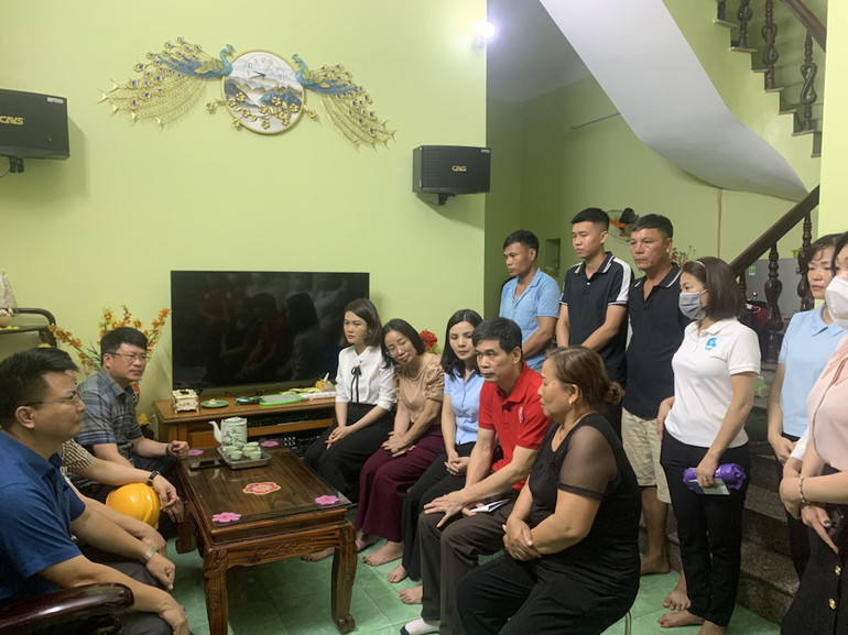 Lãnh đạo thành phố Hạ Long và các ban, ngành đến thăm hỏi, động viên và hỗ trợ cho gia đình nạn nhân. Lãnh đạo thành phố Hạ Long và các ban, ngành đến thăm hỏi, động viên và hỗ trợ cho gia đình nạn nhân.