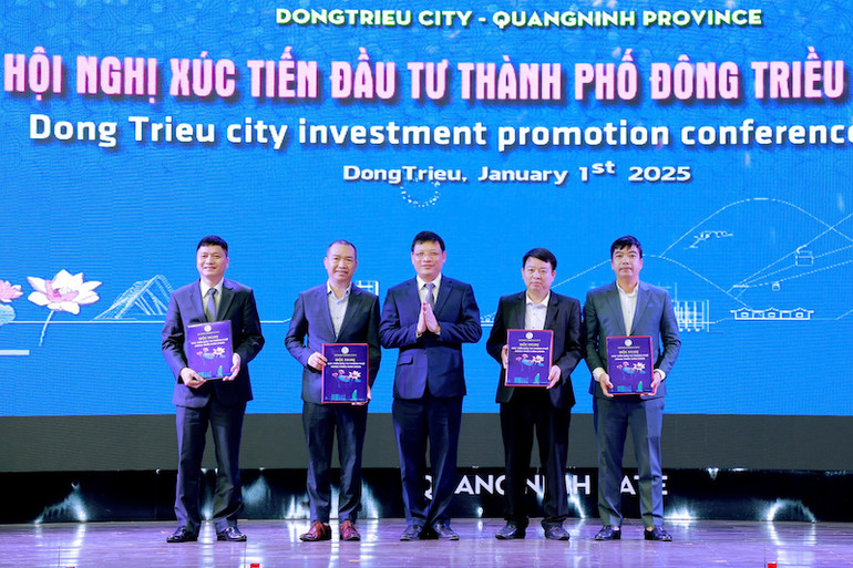 Ủy ban nhân dân tỉnh Quảng Ninh đã trao quyết định giao đất và cấp giấy chứng nhận đầu tư cho 5 dự án tại thành phố Đông Triều. Ủy ban nhân dân tỉnh Quảng Ninh đã trao quyết định giao đất và cấp giấy chứng nhận đầu tư cho 5 dự án tại thành phố Đông Triều.