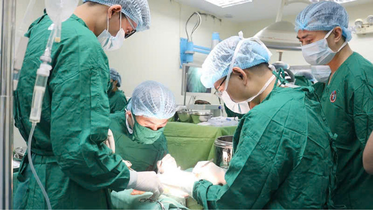 Ê-kíp bác sĩ tiến hành bóc tách rửa thận trước khi ghép.