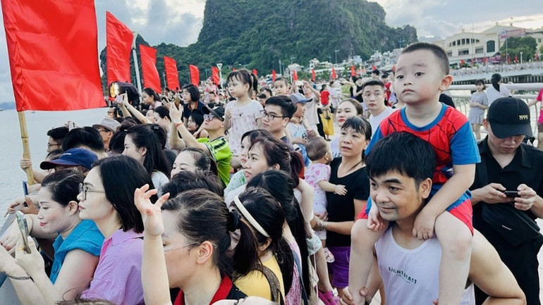 Đông đảo nhân dân và du khách vô cùng thích thú và mãn nhãn với các màn trình diễn tại lễ hội. Đông đảo nhân dân và du khách vô cùng thích thú và mãn nhãn với các màn trình diễn tại lễ hội.