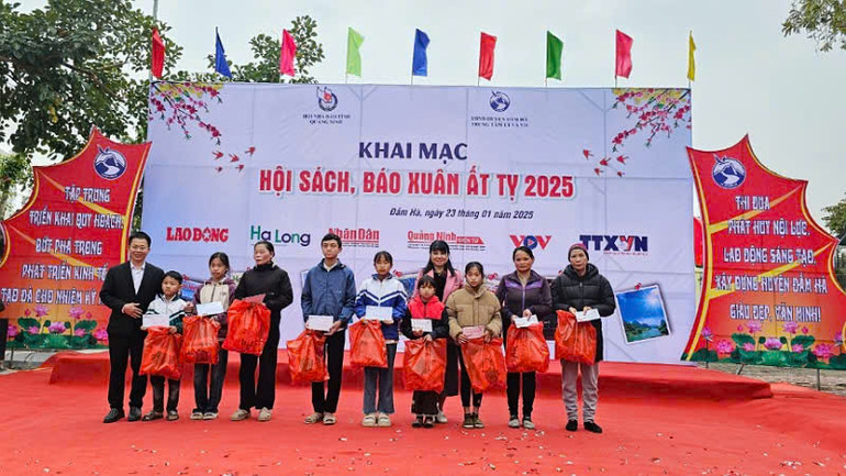 Đại diện lãnh đạo Hội Nhà báo tỉnh Quảng Ninh và Nhóm từ thiện Quảng Ninh thân yêu tặng quà cho các gia đình chính sách và các cháu học sinh vượt khó của huyện Đầm Hà.