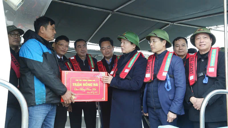 Phó Thủ tướng Trần Hồng Hà tặng quà động viên Hợp tác xã Thủy sản Trung Nam.