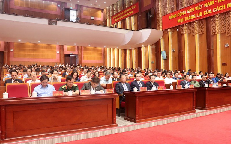 Gần 400 doanh nghiệp, doanh nhân tham dự buổi gặp mặt.